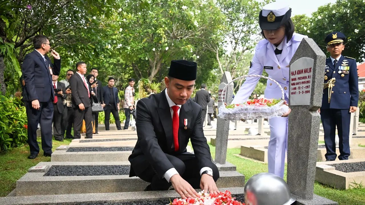 gibran-rakabuming-raka-menghormati-para-pahlawan-bangsa-dengan-taburan-bunga-di-makam-bj-habibie-dan-pahlawan-tak-dikenal